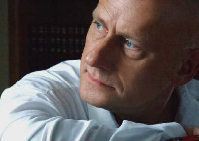 Wolfgang Weller in his library 2005